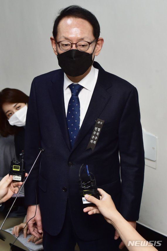 [서울=뉴시스] 김진아 기자 = 김도읍 국민의힘 간사가 8일 서울 여의도 국회 법제사법위원회 안건조정위원회 회의실 앞 복도에서 안건조정위 취재진 공개여부 관련 발언을 하고 있다. (공동취재사진) 2020.12.08. photo@newsis.com /사진=뉴시스