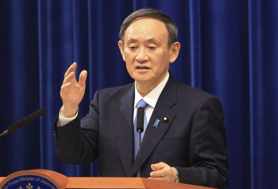 스가 요시히데 일본 총리가 4일 총리 관저에서 신년 기자회견을 하고 있다. AP뉴시스