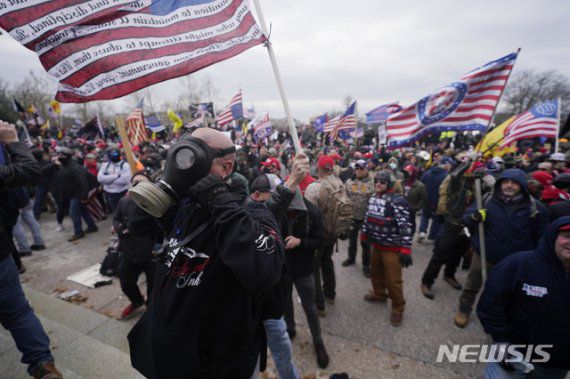 도널드 트럼프 미국 대통령 지지자들이 6일 워싱턴DC 국회의사당 밖에 모여있다. 이날 의회가 조 바이든 대통령 당선인의 승리를 확정짓기 위한 준비에 들어가자 수천명의 트럼프 지지자들이 의사당 밖에 모여 시위를 벌였다. /사진=뉴시스