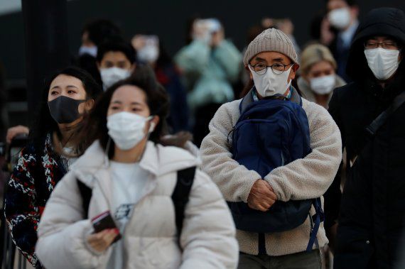 7일 일본 도쿄에서 행인들이 마스크를 쓴 채 길을 걷고 있다. 로이터 뉴스1