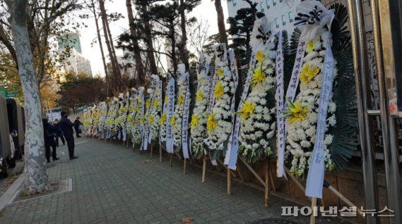 지난해 말 서울남부지검 앞에 시민들이 보낸 근조화환이 늘어서 있는 모습. 시민들은 16개월 입양아 정인양을 숨지게 한 양모에게 살인죄를 적용해달라며 집단행동을 이어가고 있다. fnDB