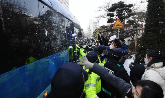 정인 양을 지속적으로 학대해 사망에 이르게 한 혐의를 받는 양부모의 첫 재판이 종료된 13일 서울 신월로 남부지방법원에서 시민들이 양부모가 탄 것으로 추정되는 호소 차량이 나오자 눈을 던지며 분노하고 있다. 이날 재판에서 검찰은 입양모에게 살인 혐의를 추가 적용하겠다며 공소장 변경을 신청했다. 사진=김범석 기자