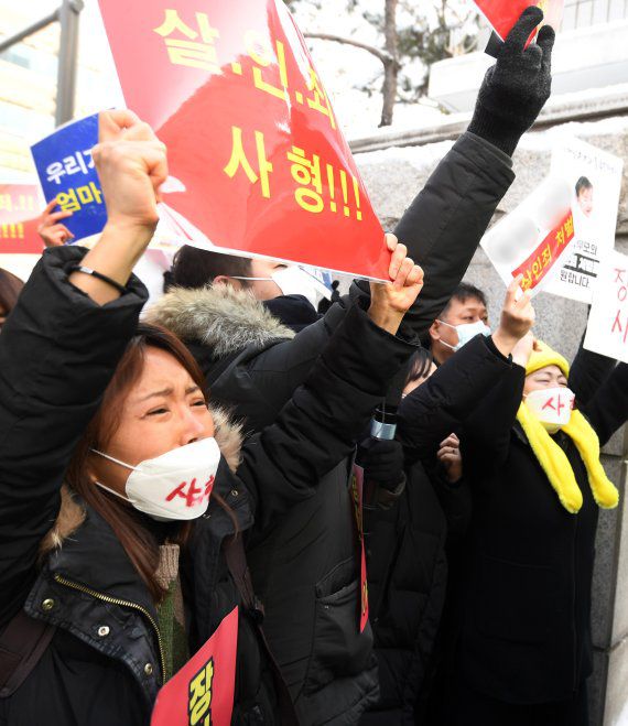 정인양을 입양한 후 수개월간 학대해 사망에 이르게 한 혐의를 받는 양부모에 대한 첫 재판이 열린 13일 서울 신월로 서울남부지방검찰청 앞에서 시민들이 살인죄 처벌을 촉구하고 있다. 사진=김범석 기자