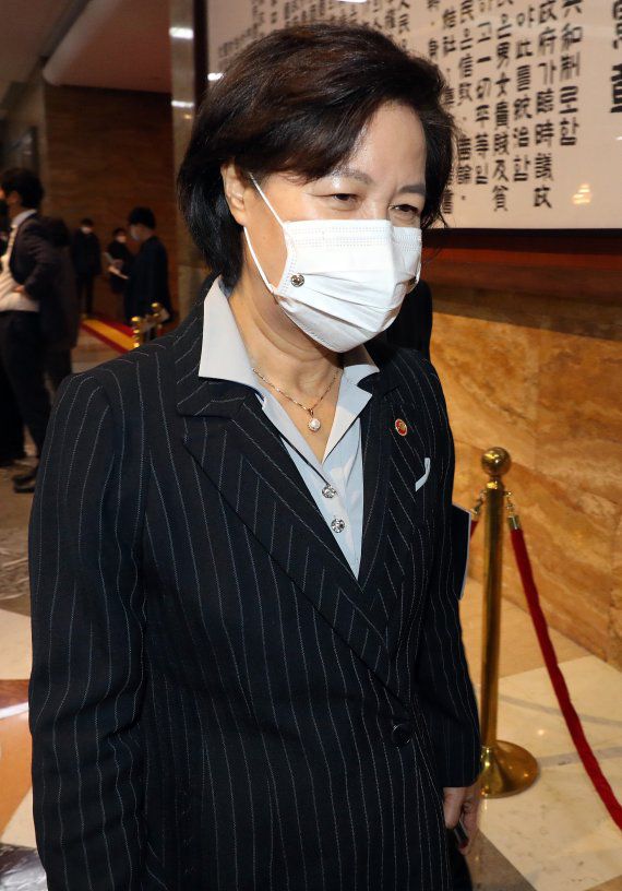 추미애 법무부 장관이 지난해 서울 여의도 국회에서 열린 본회의에 참석하기 위해 본청으로 들어서고 있다. 사진=서동일 기자