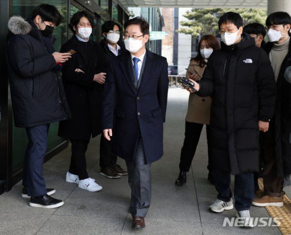 [서울=뉴시스]박미소 기자 = 박범계 법무부 장관 후보자가 14일 오전 서울 서초구 서울고등검찰청에 마련된 인사청문회 준비 사무실로 출근하고 있다. 2021.01.14. misocamera@newsis.com <저작권자ⓒ 공감언론 뉴시스통신사. 무단전재-재배포 금지.> /사진=뉴시스화상