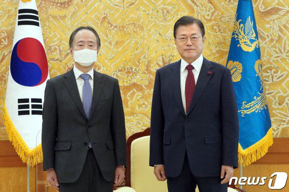 (서울=뉴스1) = 문재인 대통령이 14일 오전 청와대 본관 접견실에서 도미타 코지 주한일본대사를 접견하고 있다.(청와대 제공) 2021.1.14/뉴스1 /사진=뉴스1화상