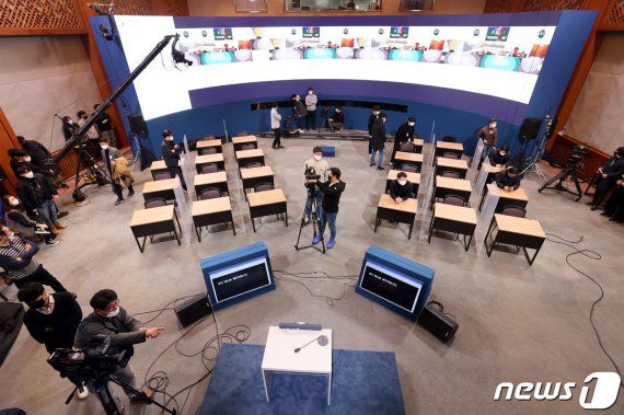 (서울=뉴스1) 이광호 기자 = 문재인 대통령의 신년 기자회견을 사흘 앞둔 15일 청와대 춘추관에서 관계자들이 기자회견장 준비로 분주하다. 이번 신년 기자회견은 신종 코로나바이러스 감염증(코로나19)으로 인한 사회적 거리두기를 고려해 춘추관 현장에서 온·오프라인 화상연결을 통한 방식으로 진행된다.2021.1.15/뉴스1 /사진=뉴스1화상