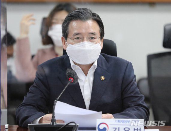 [서울=뉴시스]전진환 기자 = 김용범 기획재정부 1차관이 21일 오전 서울 여의도 국회에서 열린 2021 국가경제자문회의 제1차회의에 참석해 발언하고 있다. 2021.01.21. amin2@newsis.com /사진=뉴시스