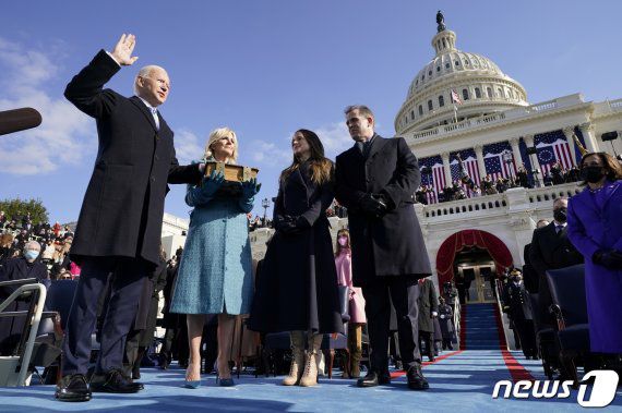 조 바이든 미국 대통령이 20일(현지시간) 취임 선서를 하고 있다. © 로이터=뉴스1 © News1 박재우 기자 /사진=뉴스1