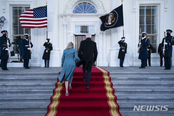 [워싱턴=AP/뉴시스]조 바이든 미국 대통령과 부인 질 바이든 여사가 20일(현지시간) 백악관 북측 현관 노스 포티코(North Portico)에 도착해 계단을 오르고 있다. 2021.01.21. <저작권자ⓒ 공감언론 뉴시스통신사. 무단전재-재배포 금지.> /사진=뉴시스화상
