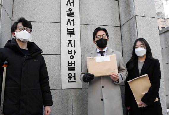 박주형 필라테스·피트니스 사업자 연맹 대표와 변호인들이 지난 12일 오전 마포구 서울서부지방법원 앞에서 국가를 상대로 2차 집단소송을 앞두고 기자회견을 하고 있다. 코로나19 확산 방지를 위한 정부의 거리두기 단계 격상이 이어지면서 영업 중지로 '벼랑 끝'에 몰린 실내체육 관련 업계 종사자들은 앞서 국가를 상대로 피해보상을 청구하는 집단 소송을 제기했다. /사진=박범준 기자