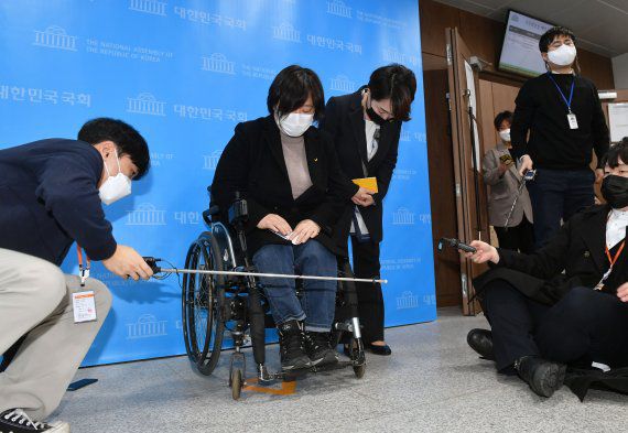 정의당 젠더인권본부장인 배복주 부대표가 정호진 대변인과 25일 오전 서울 여의도 국회 소통관에서 긴급기자회견을 열고 김종철 당대표 성추행 사건 관련 대표단회의 결정사항을 발표하고 있다. 사진=서동일 기자