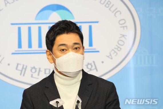[서울=뉴시스]김진아 기자 = 서울시장 보궐선거에 출마한 국민의힘 오신환 전 의원이 25일 서울 여의도 국회 소통관에서 '박원순 전 서울시장의 성추행 의혹'과 관련해 진상조사를 위한 정책 공약을 밝히고 있다. (공동취재사진) 2021.01.25. photo@newsis.com /사진=뉴시스