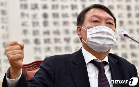 윤석열 검찰총장이 2020년 10월 22일 서울 여의도 국회에서 열린 법제사법위원회의 대검찰청에 대한 국정감사에 출석해 의원 질의에 답변하고 있다. 윤 총장은 추미애 법무부 장관이 수사지휘권을 행사한 것이 사퇴 압박으로 해석되는데 대해 자리를 지키겠다는 취지의 입장을 표했다. /사진=뉴스1