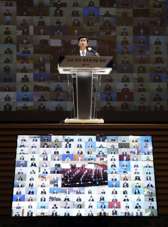 김대지 국세청장이 28일 오전 정부세종2청사에서 열린 전국 세무관서장 회의에서 발언하고 있다. 이날 전국 세무관서장 회의는 신종 코로나바이러스 감염증 확산 우려에 비대면 영상으로 진행됐다. 뉴시스