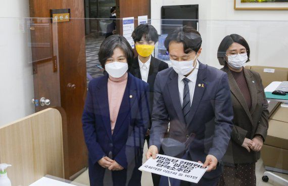 강민정 열린민주당 의원(왼쪽부터)과 류호정 정의당 의원, 이탄희 더불어민주당 의원, 용혜인 기본소득당 의원이 지난 1일 서울 여의도 국회 의안과에서 임성근 판사 탄핵소추안을 제출하고 있다. 뉴스1