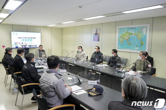 (인천공항=뉴스1) 이광호 기자 = 문재인 대통령이 3일 오전 인천국제공항 대한항공 화물터미널에서 열린 코로나19 백신 수송 모의훈련에서 변창흠 국토교통부장관으로부터 수송 계획 등에 대한 보고를 받은 뒤 발언하고 있다.2021.2.3/뉴스1 /사진=뉴스1화상