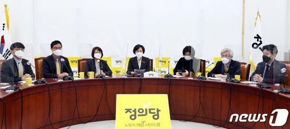 강은미 정의당 비상대책위원장이 2일 오전 서울 여의도 국회에서 열린 당 비상대책위원회 회의에서 발언하고 있다.