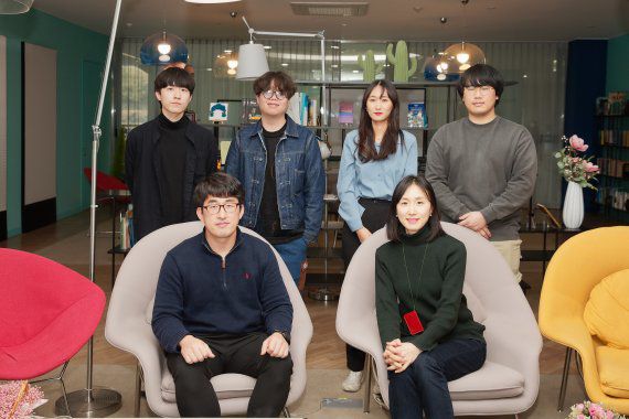 신개념 전파자원인 궤도각운동량(OAM)을 적용한 무선통신의 데이터 전송용량을 예측하는 기법을 개발한 울산과학기술원 전기전자공학과 최은미(앞줄 오른쪽) 교수팀. UNIST 제공