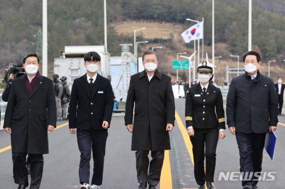 [신안=뉴시스]박영태 기자 = 문재인 대통령이 5일 오후 설 연휴 임시개통 예정인 전남 신안군 임자2대교에서 열린 세계 최대 해상풍력단지 48조원 투자협약식 체결 후 대교를 시찰하고 있다. 2021.02.05. since1999@newsis.com <저작권자ⓒ 공감언론 뉴시스통신사. 무단전재-재배포 금지.> /사진=뉴시스화상