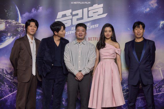 영화 '승리호' 배우들과 조성희 감독. /사진=넷플릭스 제공