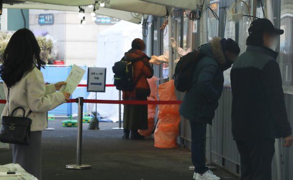 [서울=뉴시스]조수정 기자 = 민족 최대의 명절 설인 12일 오전 서울역 중구 코로나19 임시선별검사소에서 시민들이 검체 검사를 받고 있다. 이날 0시기준 신규 확진자는 403명, 국내발생은 384명이다. 2021.02.12. chocrystal@newsis.com /사진=뉴시스