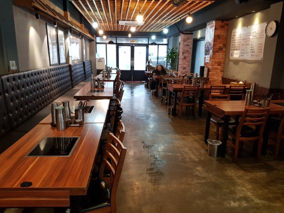 서울 종로구에 위치한 한 국밥집이 15일 거리두기 완화에도 텅 비어있다. /사진=윤홍집 기자