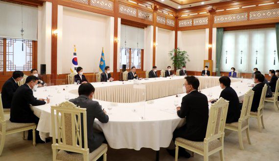 [서울=뉴시스]추상철 기자 = 문재인 대통령이 19일 오전 청와대 본관에서 열린 더불어민주당 지도부 초청 간담회에 참석해 인사말을 하고 있다. 2021.02.19. scchoo@newsis.com <저작권자ⓒ 공감언론 뉴시스통신사. 무단전재-재배포 금지.> /사진=뉴시스화상