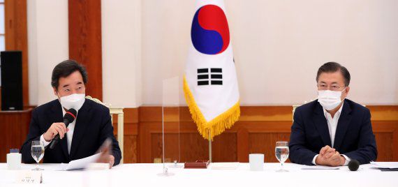 [서울=뉴시스]추상철 기자 = 문재인 대통령이 19일 오전 청와대 본관에서 열린 더불어민주당 지도부 초청 간담회에 참석해 이낙연 더불어민주당 대표의 인사말을 듣고 있다. 2021.02.19. scchoo@newsis.com <저작권자ⓒ 공감언론 뉴시스통신사. 무단전재-재배포 금지.> /사진=뉴시스화상