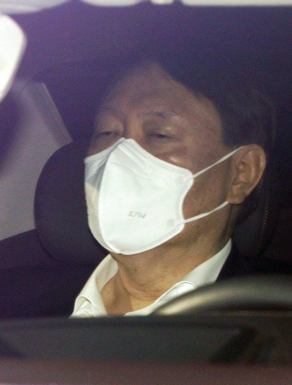 [서울=뉴시스]홍효식 기자 = 윤석열 검찰총장이 18일 오전 서울 서초구 대검찰청으로 출근하고 있다. 2021.02.18. yesphoto@newsis.com <저작권자ⓒ 공감언론 뉴시스통신사. 무단전재-재배포 금지.> /사진=뉴시스화상