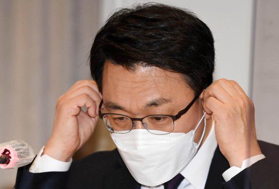 김진욱 고위공직자범죄수사처 처장이 지난 25일 서울 세종대로 프레스센터에서 열린 관훈포럼에 참석, 마스크를 만지고 있다. 사진=김범석 기자