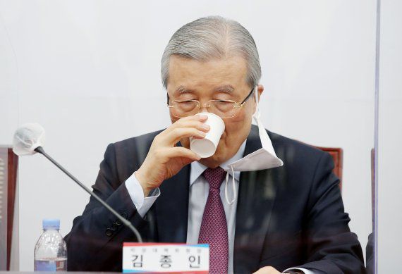 김종인 국민의힘 비상대책위원장이 2일 오전 서울 여의도 국회에서 열린 비상대책위원회의에서 목을 축이고 있다. 사진=뉴스1화상