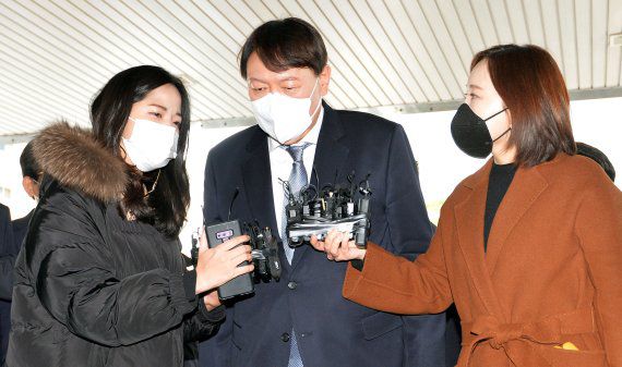 윤석열 검찰총장이 3일 대구 수성구 대구고검·지검 방문에 앞서 취재진 질문에 답변하고 있다. 뉴시스 제공