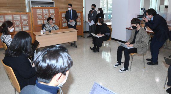 일본군 위안부 피해자 이용수 할머니가 3일 오후 서울 종로구 외교부에서 정의용 외교부 장관과 면담 후 기자회견을 갖고 있다. 사진=뉴시스.