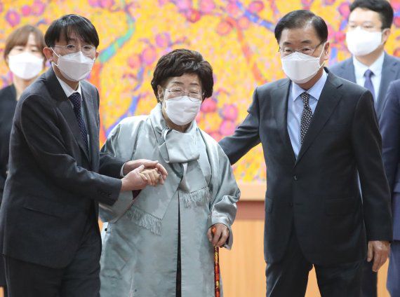 정의용 외교부 장관과 일본군 '위안부' 피해자 이용수 할머니가 3일 오후 서울 종로구 외교부 청사에서 면담을 하기 위해 이동하고 있다. 사진=뉴스1.