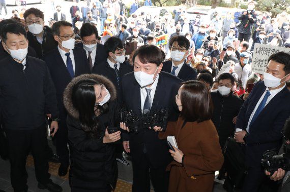윤석열 검찰총장이 3일 오후 대구고등검찰청에 도착해 취재진의 질문에 답하고 있다. 뉴스1