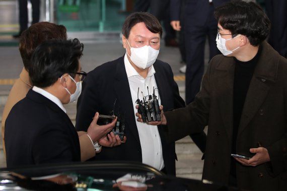 윤석열 검찰총장이 3일 오후 대구고검·지검 방문 일정을 모두 마치고 검찰청사를 떠나기 전 취재진의 질문에 답하고 있다. 뉴스1