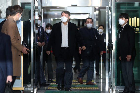 윤석열 검찰총장이 3일 오후 대구고검·지검 방문 일정을 모두 마치고 검찰청사를 나서고 있다. /사진=뉴스1