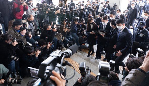 윤석열 검찰총장이 4일 서울 서초구 대검찰청 현관에서 총장직 사퇴 의사를 발표하고 있다. 윤 총장은 최근 '중대범죄수사청' 설치 문제를 두고 여권과 날카롭게 대립해 왔다. /사진=뉴스1