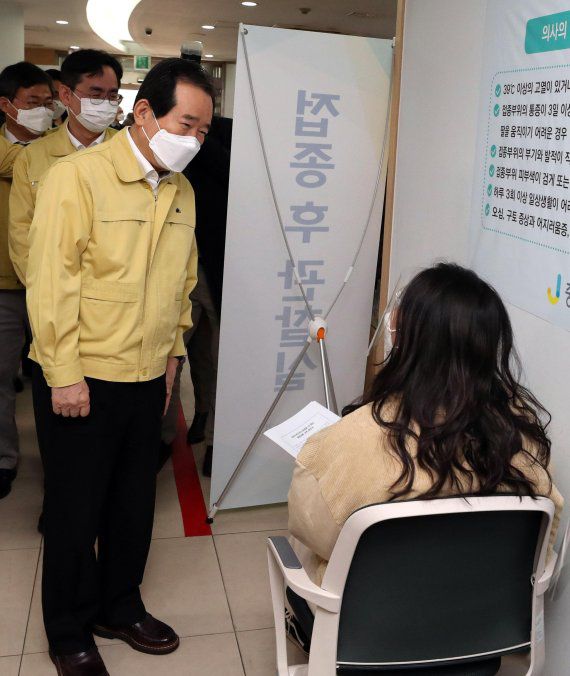 정세균 국무총리가 3일 서울 중구보건소를 방문해 코로나19 백신을 접종을 마친 시민과 이야기를 나누고 있다. /사진=fnDB
