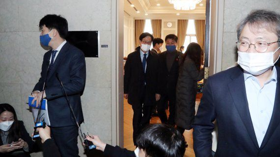 지난 4일 오전 서울 여의도 국회에서 열린 더불어민주당 검찰개혁 특위가 끝난 뒤 오기형 검찰개혁특위 대변인이 취재진들의 질문에 답하는 동안 참석의원들이 회의장을 나서고 있다. 뉴스1 제공