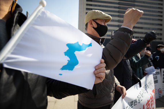 지난 2월 23일 오전 서울 세종대로 광화문광장에서 열린 한미연합군사훈련 중단 촉구 시민사회 공동 기자회견에서 참가 단체 회원들이 구호를 외치고 있다. 사진=뉴스1.