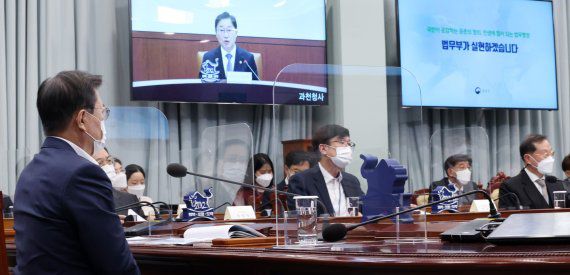 [서울=뉴시스]박영태 기자 = 문재인 대통령이 8일 오후 청와대 여민관에서 영상으로 열린 법무부ㆍ행정안전부 업무보고에 참석해 박범계 법무부 장관의 보고를 듣고 있다. 2021.03.08. since1999@newsis.com <저작권자ⓒ 공감언론 뉴시스통신사. 무단전재-재배포 금지.> /사진=뉴시스화상