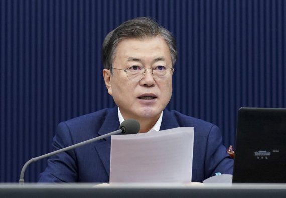 문재인 대통령이 2일 오전 청와대 여민관에서 열린 제9회 국무회의를 주재하고 있다. 2021.3.2/뉴스1 © News1 이광호 기자 /사진=뉴스1