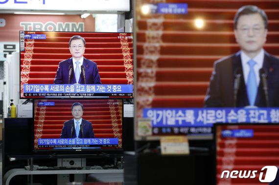 지난 1월 11일 서울 용산구 용산전자상가에서 문재인 대통령의 2021년 신년사 발표 생방송이 중계되고 있다. 문재인 대통령은 이날 청와대 본관에서 2021년 신년사를 발표했다. 사진=뉴스1.