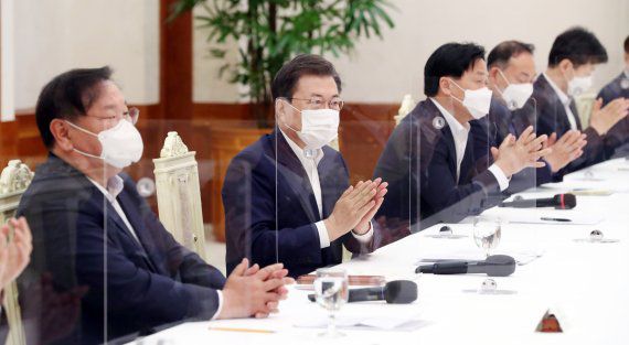 [서울=뉴시스]박영태 기자 = 문재인 대통령이 10일 청와대에서 열린 더불어민주당 원내대표단 초청 간담회에 참석해 김태년 원내대표 겸 당 대표 직무대행의 인사말 후 박수를 치고 있다. 2021.03.10. since1999@newsis.com <저작권자ⓒ 공감언론 뉴시스통신사. 무단전재-재배포 금지.> /사진=뉴시스화상