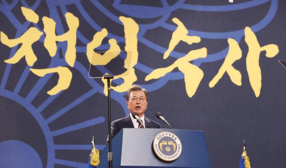 [아산=뉴시스]추상철 기자 = 문재인 대통령이 12일 오후 충남 아산시 경찰대학에서 열린 신임 경찰 경위·경감 임용식에 참석해 축사를 하고 있다. 2021.03.12. scchoo@newsis.com <저작권자ⓒ 공감언론 뉴시스통신사. 무단전재-재배포 금지.> /사진=뉴시스화상