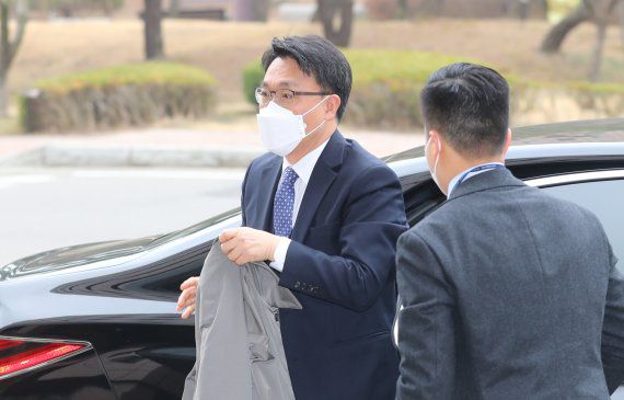 김진욱 고위공직자범죄수사처장이 오늘 12일 경기 과천시 정부과천청사로 출근하고 있다. /사진=뉴시스