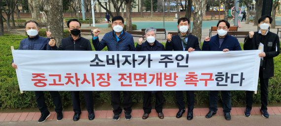 교통연대는 지난 9일 오전 문래공원 광장에서 개방촉구 성명서를 발표했다. 왼쪽부터 친절교통봉사대 진덕언대장, 자동차10년타기 이사, 새마을교통봉사 강기자대장, 시민교통협회 김기복대표, 자동차시민연합 임기상대표, 생활교통시민연대 오선대표