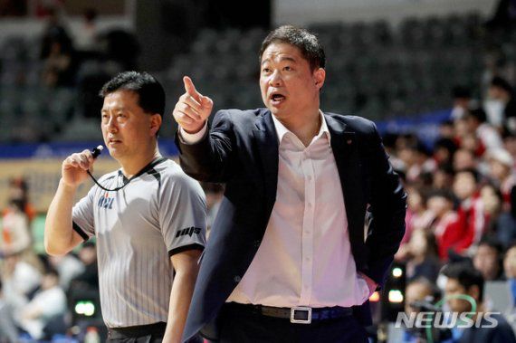 농구선수 출신 방송인 현주엽의 감독 시절 모습